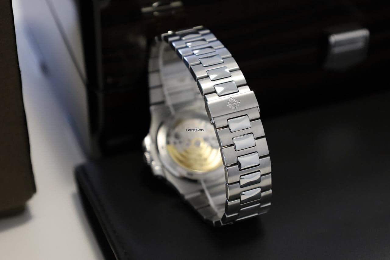 Patek Philippe Nautilus 5711/1A-011 White dial from 2015 - excellent condition - Thumbnail 4
