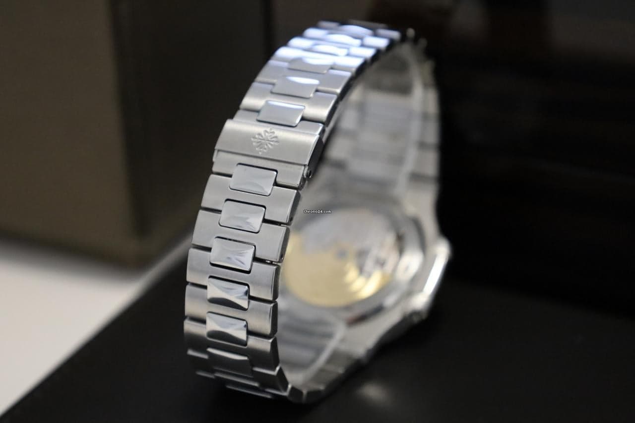 Patek Philippe Nautilus 5711/1A-011 White dial from 2015 - excellent condition - Thumbnail 3