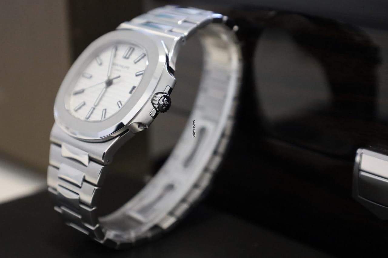 Patek Philippe Nautilus 5711/1A-011 White dial from 2015 - excellent condition - Thumbnail 6