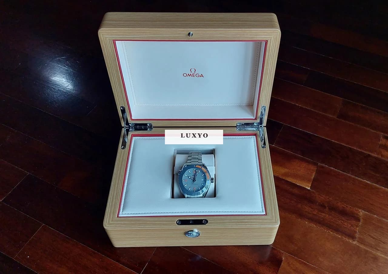 Omega Seamaster Planet Ocean Orologio Nuovo, mai usato completo di cofanetto originale - Thumbnail 4