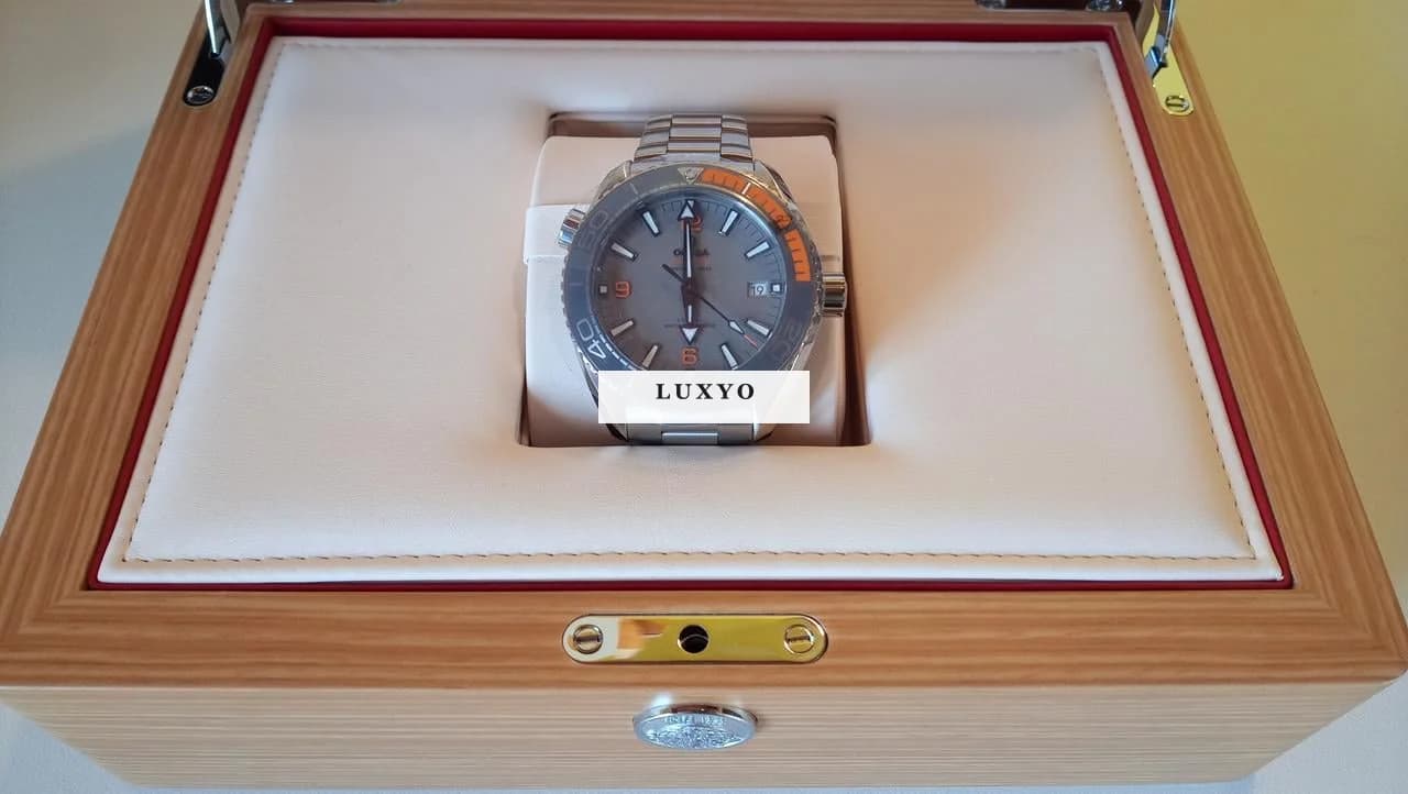 Omega Seamaster Planet Ocean Orologio Nuovo, mai usato completo di cofanetto originale - Thumbnail 6