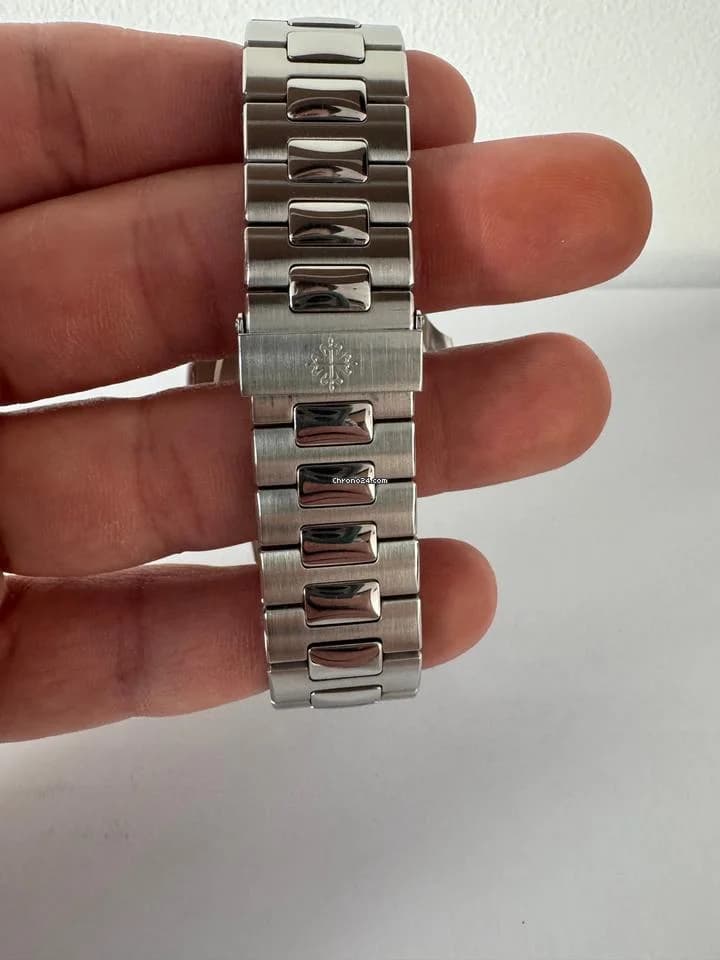 Patek Philippe Nautilus 2018 white dial full set 99% condition - Thumbnail 2