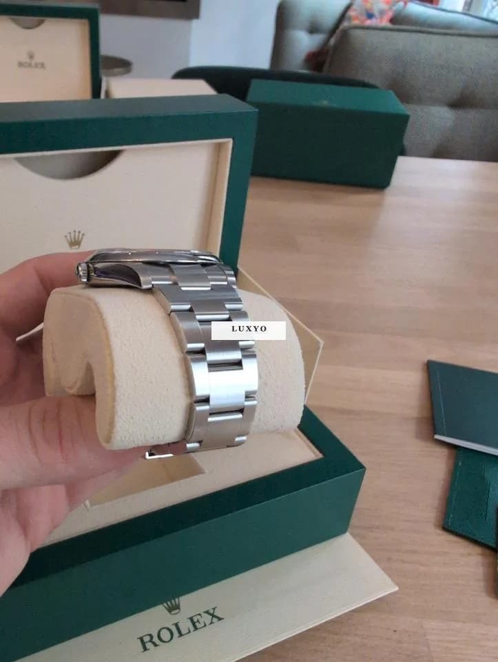 Rolex Oyster Perpetual 41 État neuf full set visible à Paris - Thumbnail 5