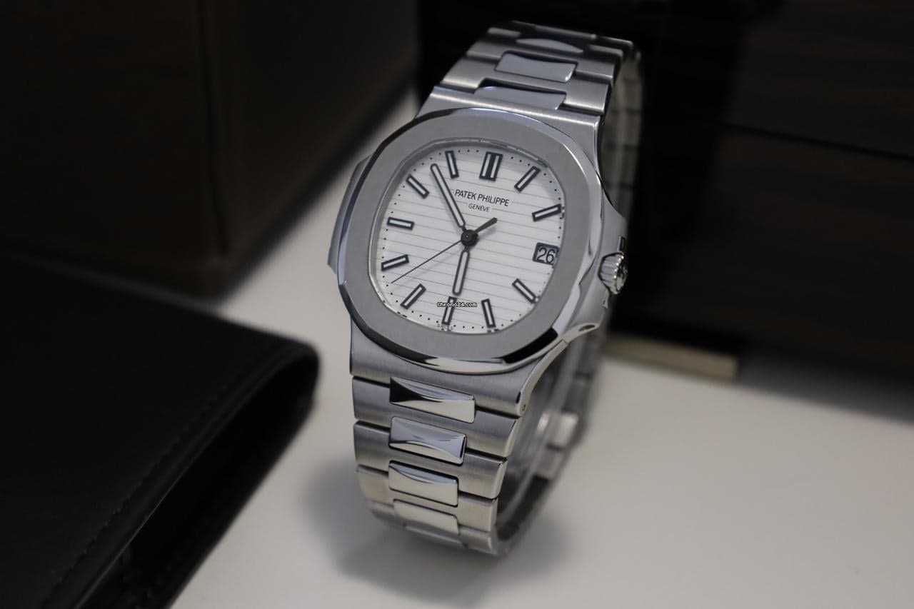 Patek Philippe Nautilus 5711/1A-011 White dial from 2015 - excellent condition - Image 1